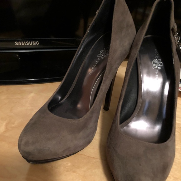 RARE Rock & Republic gray suede pumps - Picture 3 of 7